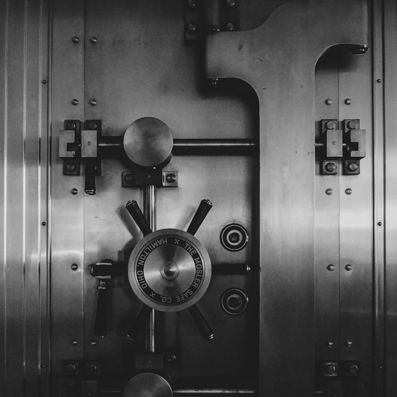 Ruota di chiusura della porta di una cassaforte bancaria in acciaio